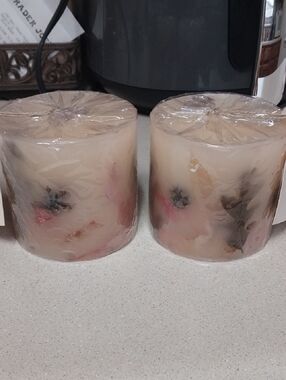 Eddie Bauer Cream Botanical Embedded Flower Pillar Candles (Set of 2)